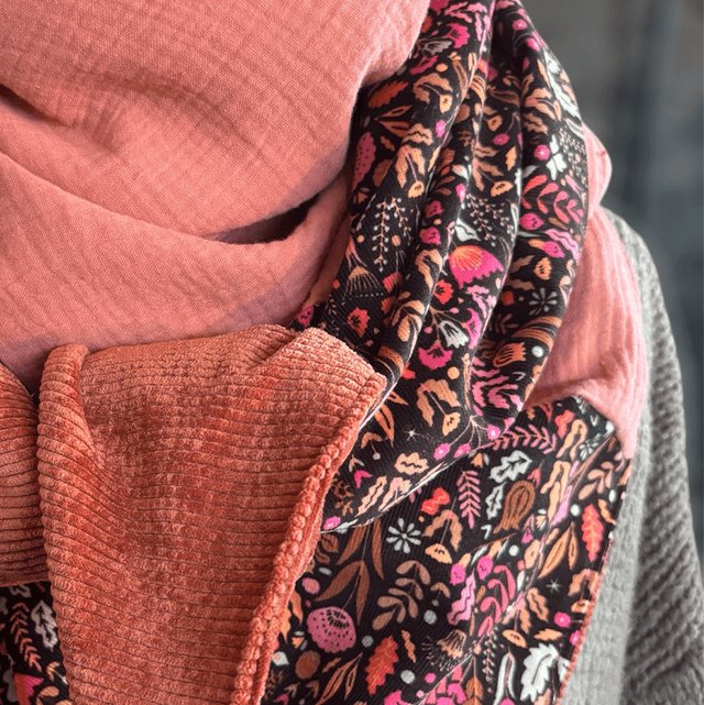 ÉCHARPE ROSE POUDRÉE – Collection Jardin Secret 
